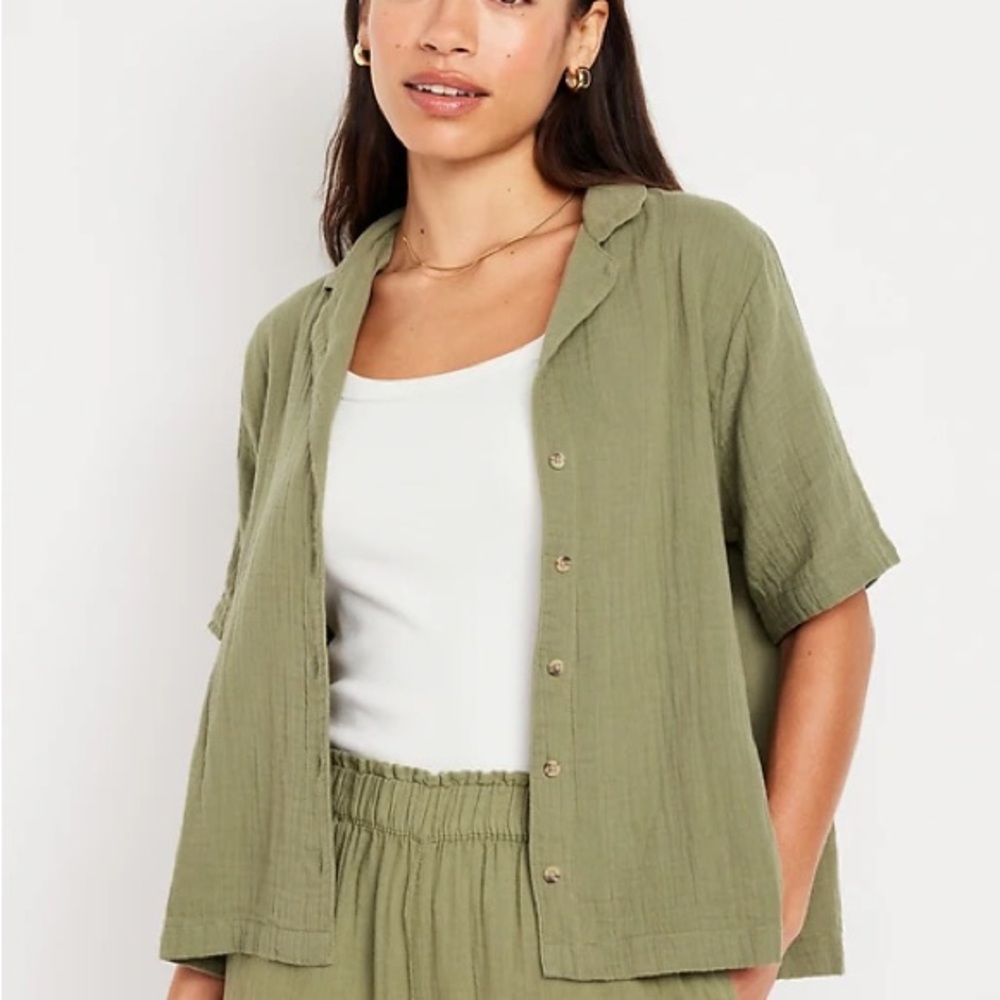 Old Navy Green Crinkle Gauze Button-Down Topp